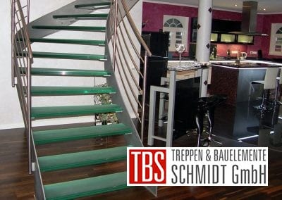 Die viertelgewendelte Glastreppe Muenchen der Firma TBS Schmidt GmbH