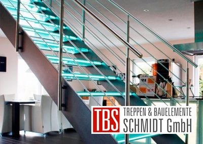 Seitenansicht auf die Glastreppe Nuernberg der Firma TBS Schmidt GmbH
