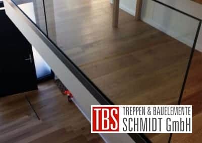 Das Glasgelaender der Kragarmtreppe Dreieich der Firma TBS Schmidt GmbH