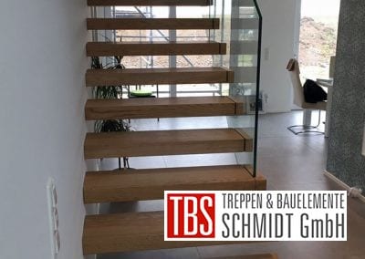 Das Glasgelaender der Kragarmtreppe Saulheim der Firma TBS Schmidt GmbH