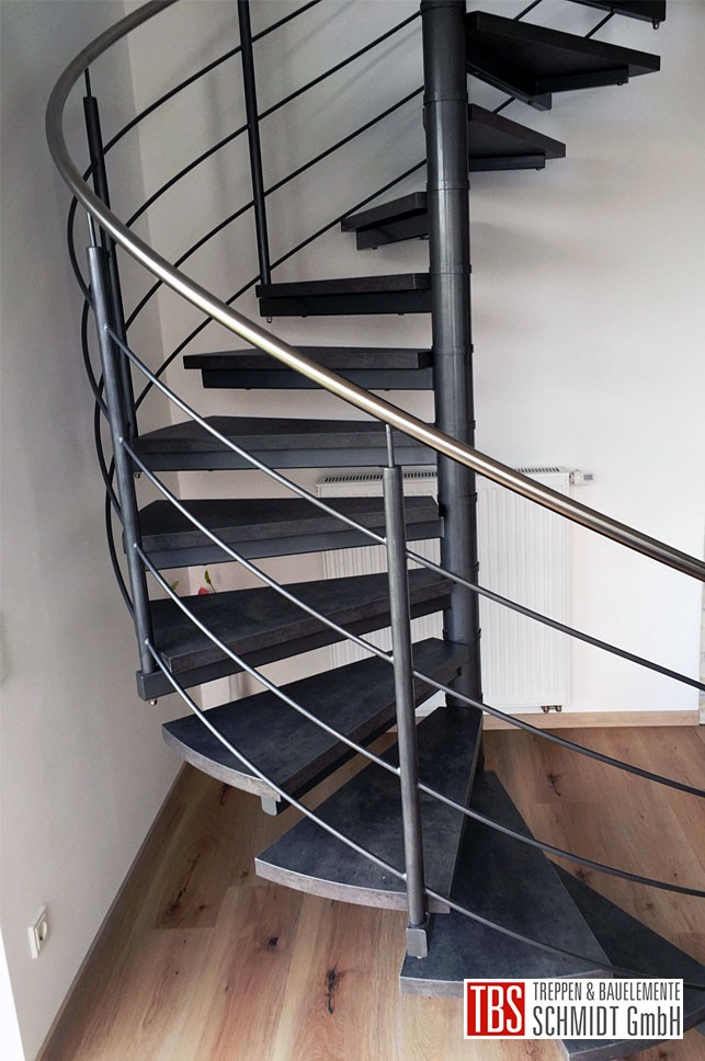 Das Treppengelaender der Spindeltreppe Schiffweiler der Firma TBS Schmidt GmbH