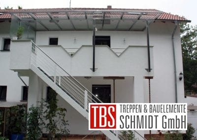 Weiße Außentreppe der Firma TBS Schmidt GmbH