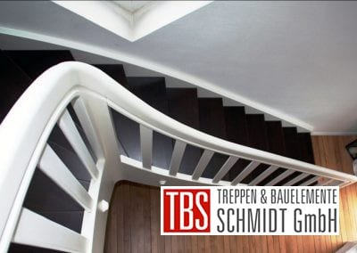 Viertelgewendelte Color-Wangentreppe Jena der Firma TBS Schmidt GmbH