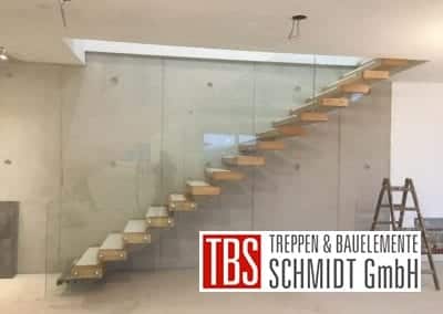 Kragarmtreppe mit Glasgelaender Treppenmontage der Firma TBS Schmidt GmbH