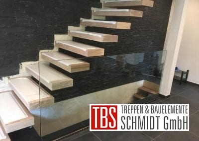 Kragarmtreppe mit Glasgelaender Treppenmontage der Firma TBS Schmidt GmbH