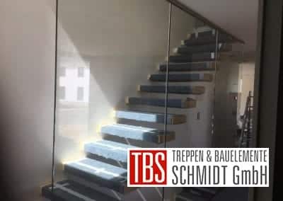 Kragarmtreppe mit Glaswand Treppenmontage der Firma TBS Schmidt GmbH