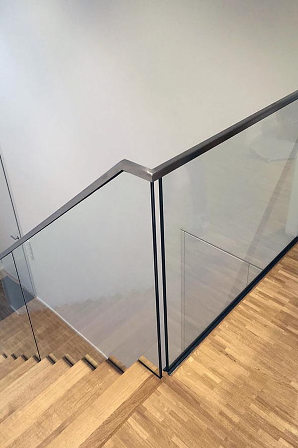 faltwerktreppe-mit-bruestungsgeleander Faltwerktreppe mit Glasgelaender