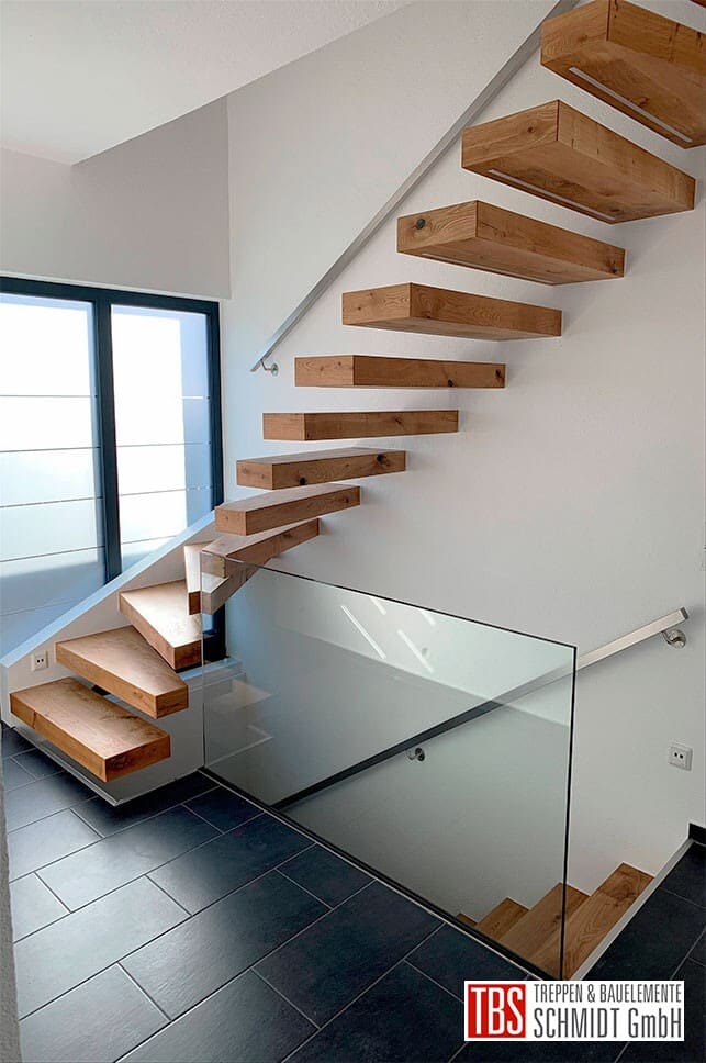 Seitenansicht Kragarmtreppe Rodgau der Firma TBS Schmidt GmbH