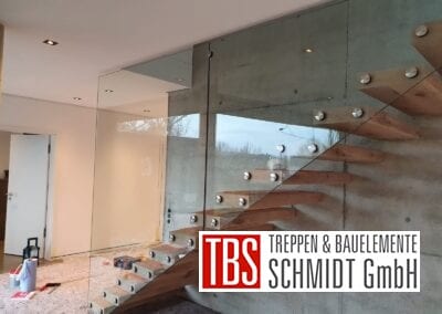 Glasgelaender Montagebild Kragarmtreppe TBS Schmidt GmbH