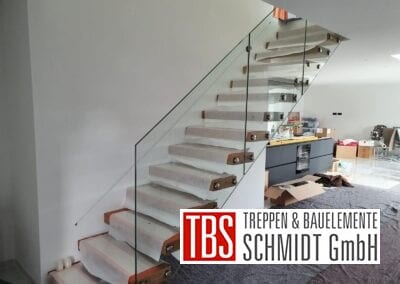 Montagebild Kragarmtreppe Glasgelaender TBS Schmidt GmbH