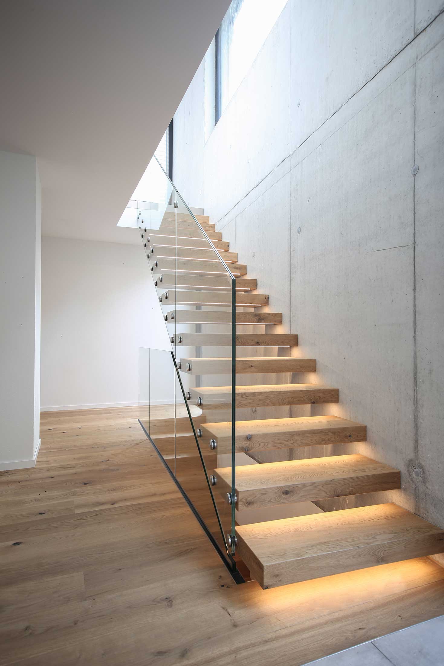 Aufstieg einer Treppe mit Beleuchtung in den Stufen