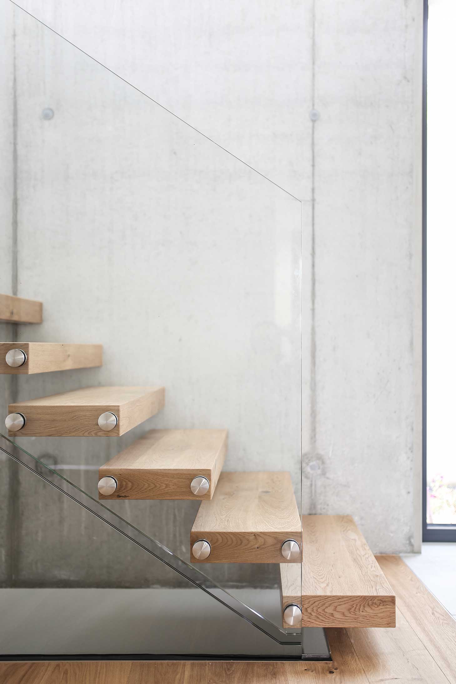 Treppenbauer Mainz seitliche Ansicht einer Kragarmtreppe mit Glasgeländer