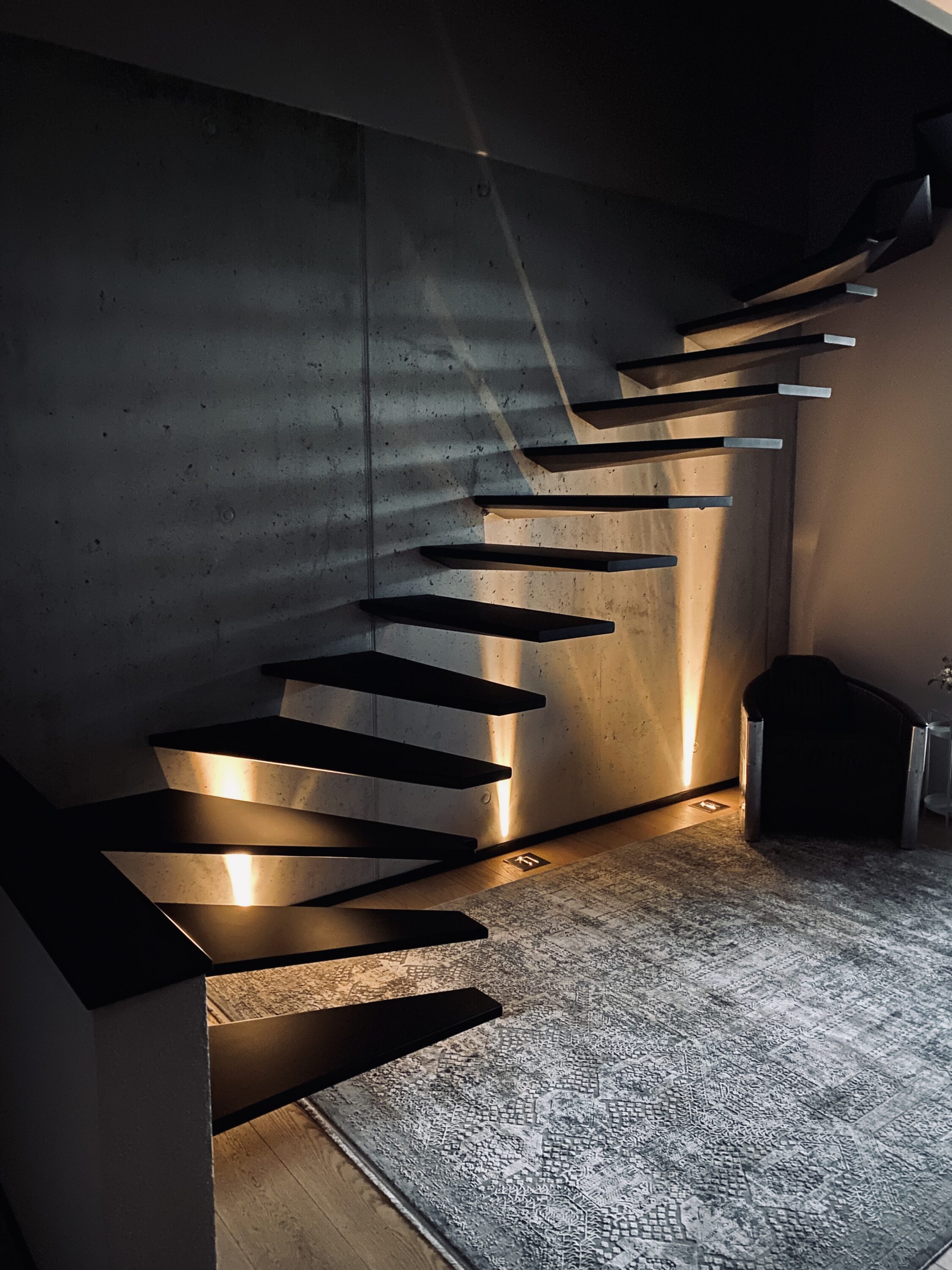 Ansicht der Kragarmtreppe Biebelsheim beleuchtet