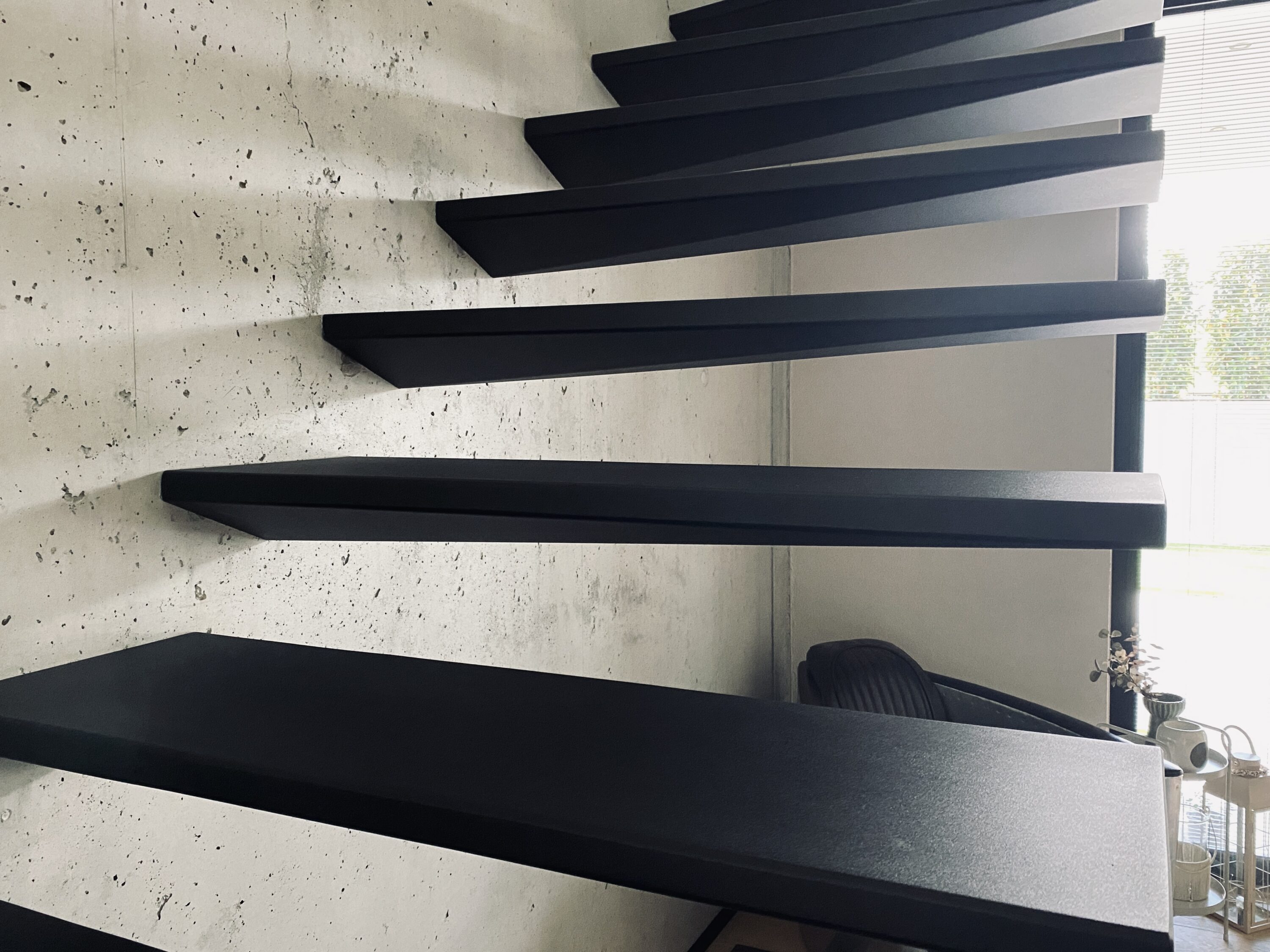 Detailansicht der Stahlblechstufen Kragarmtreppe Biebelsheim