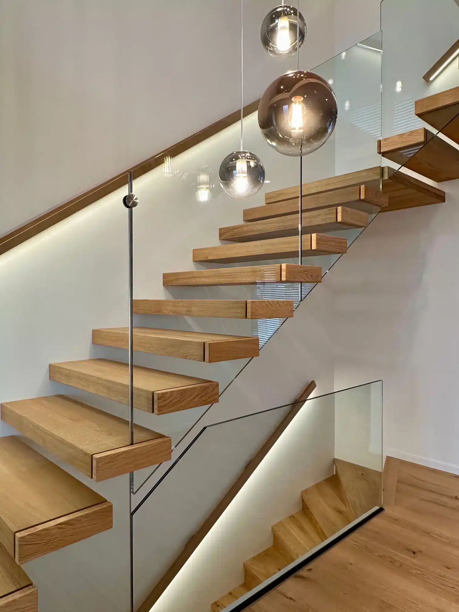 Seitenansicht Kragarmtreppe Bensheim mit Glasgeländer