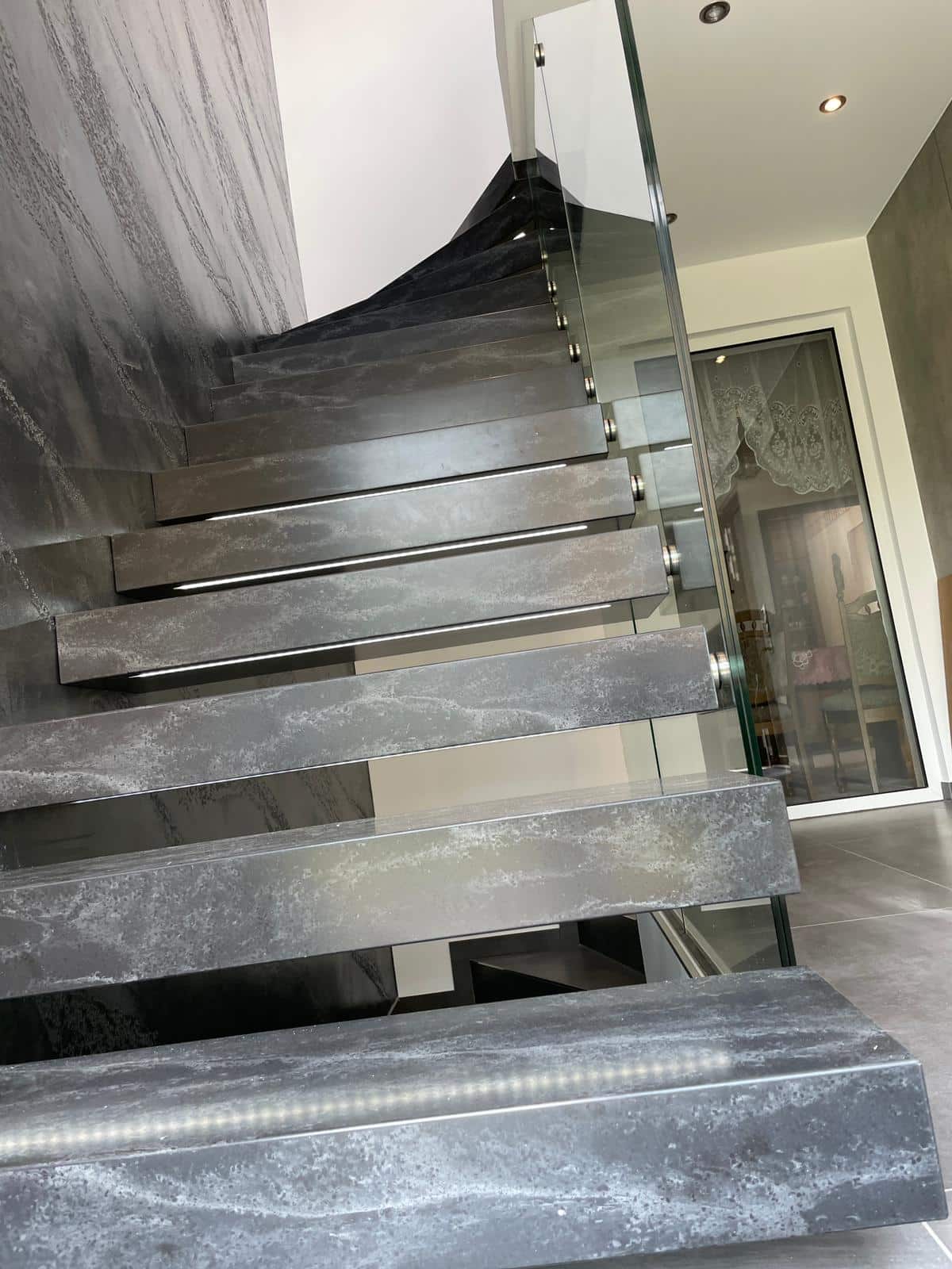 Detailansicht Stufen Kragarmtreppe Corian