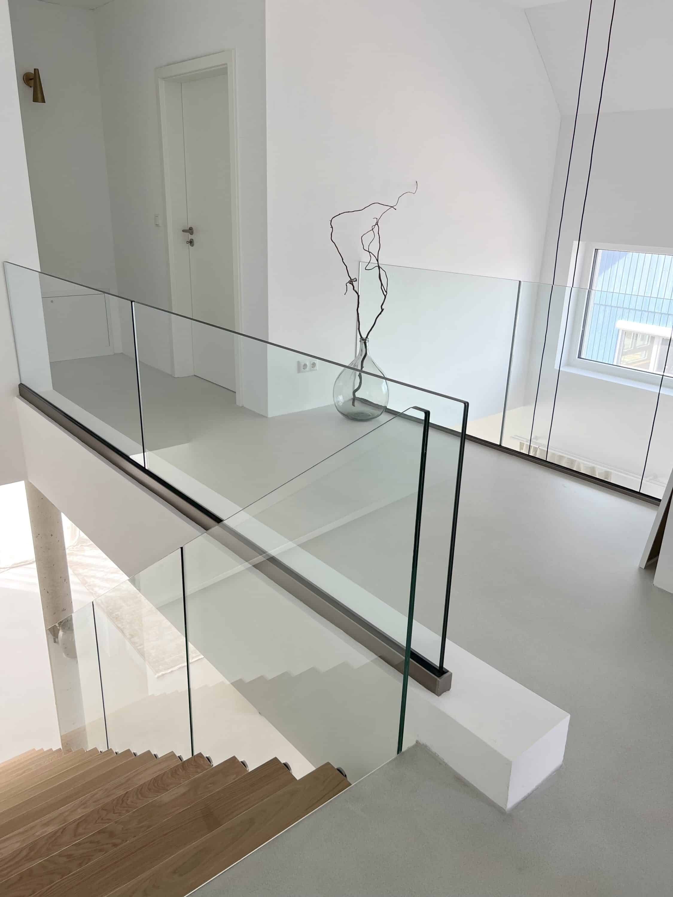 Ansicht Glasgeländer Kragarmtreppe in Wiesbaden