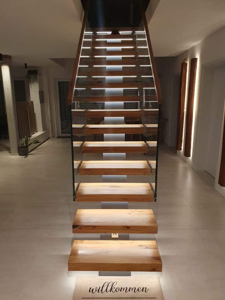 Mittelholmtreppe mit Eichenstufen und Led Beleuchtung in Neudorf nähe Karlsruhe