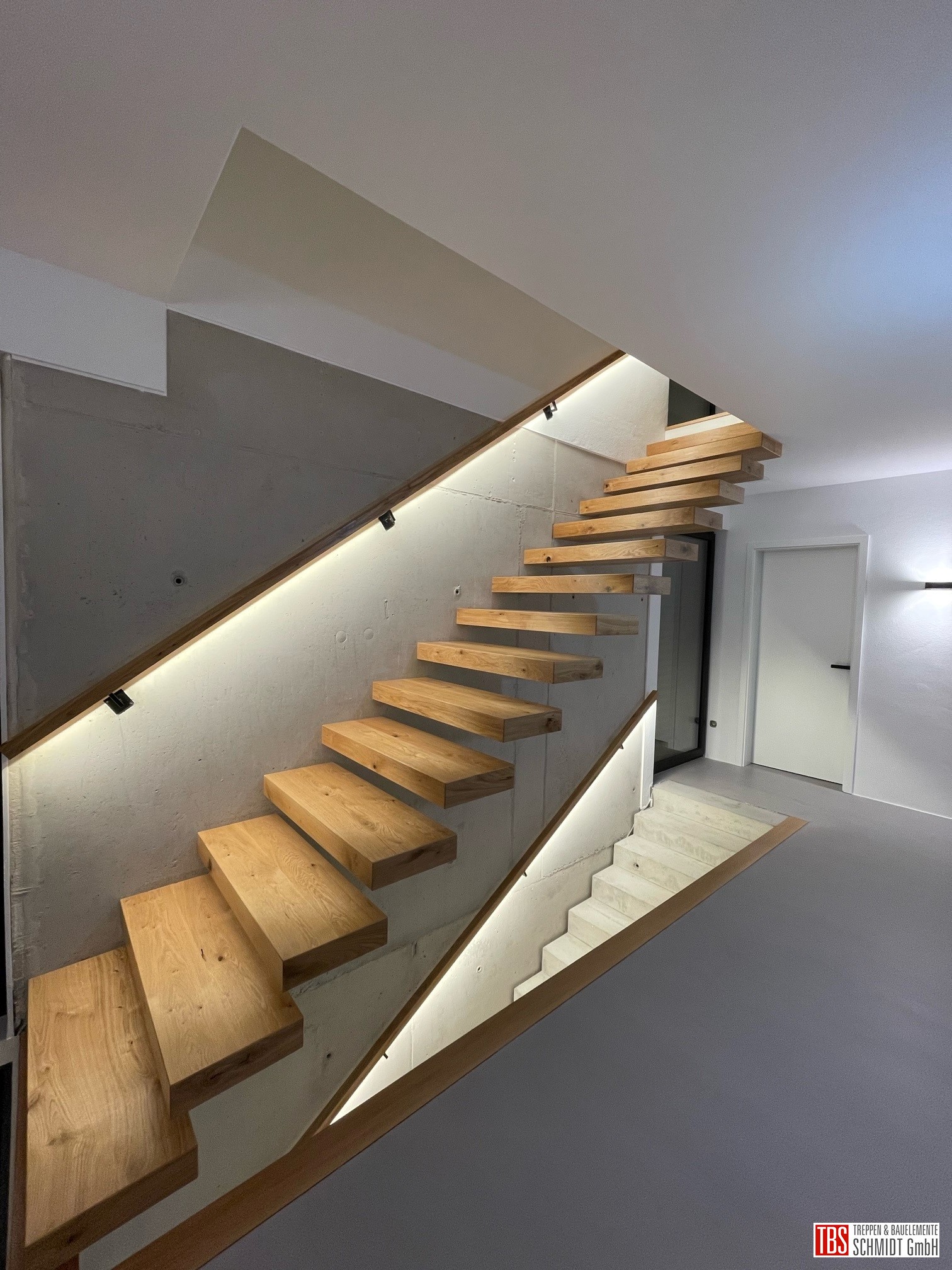 Kragarmtreppe Auerbach mit Holstufen und LED-Beleuchtung