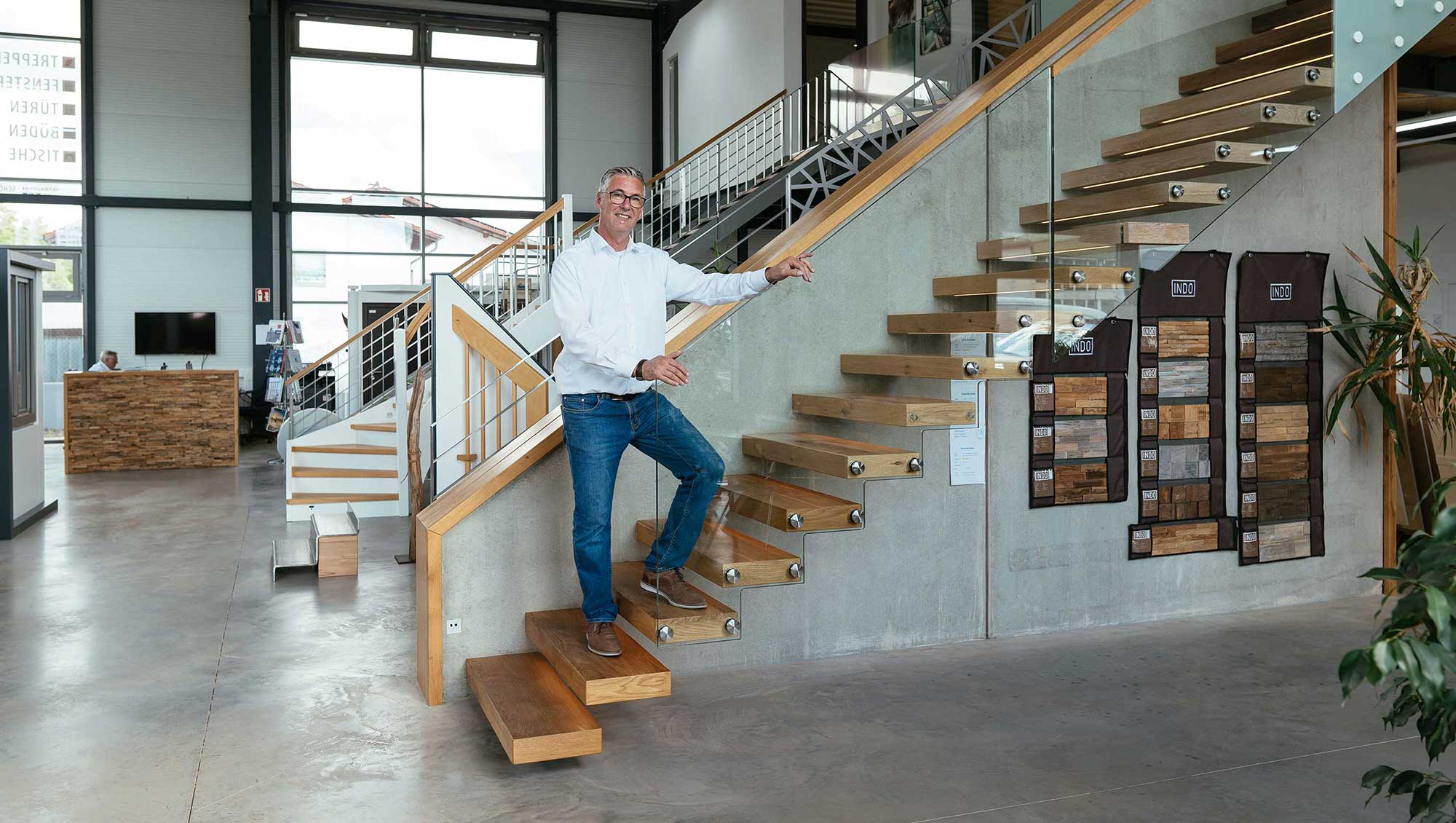 Moderne Treppe aus Holz und Metall vom Treppenbauer Mainz.