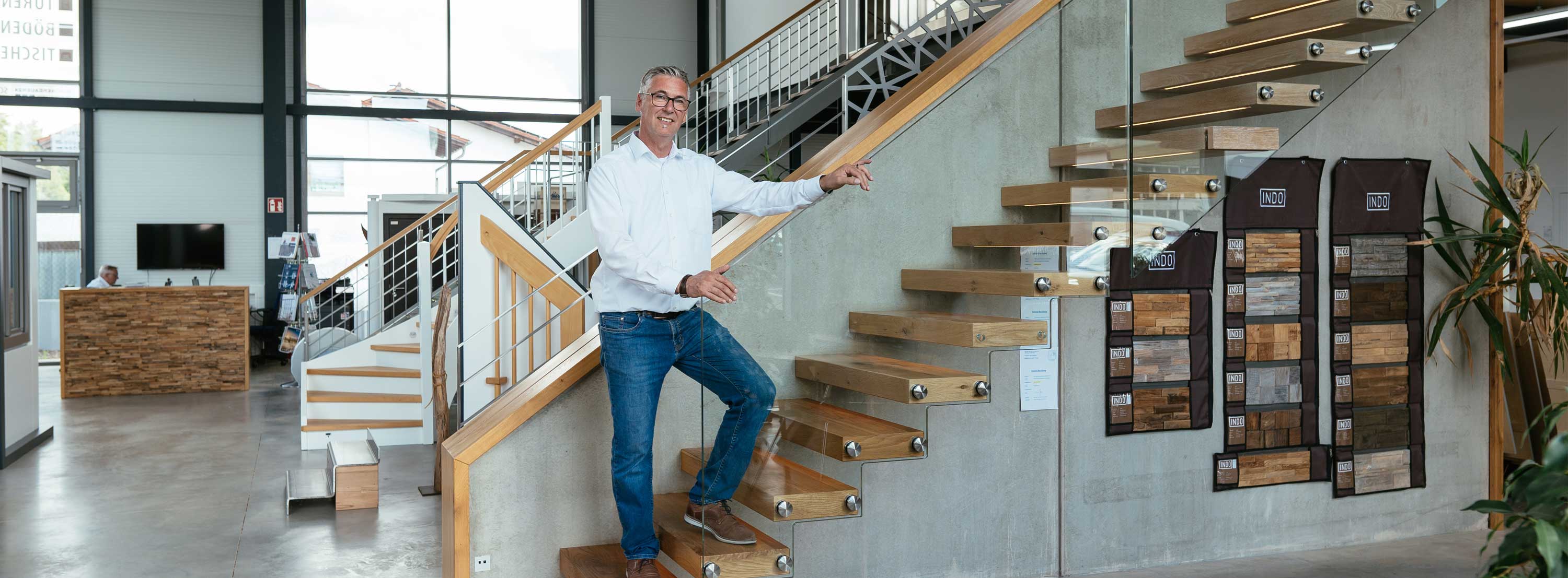 Moderne Treppe aus Holz und Metall vom Treppenbauer Koeln - TBS Schmidt